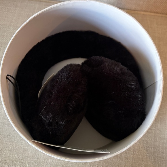 Ugg Black Faux Fur Earmuff New in Box - Picture 8 of 8